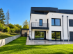 À LOUER - MAMER
MAISON CONTEMPORAINE ± 200 M² - 4 CHAMBRES - CARPORT - PANNEAUX SOLAIRES
2, rue René Federspiel, Mamer
DISPONIBLE À PARTIR DU 15 NOVEMBRE 2026

IMPORTANT - CONTACT EXCLUSIVEMENT PAR E-MAIL

Étant régulièrement en rendez-vous et dans l'impossibilité de répondre aux appels téléphoniques, nous vous remercions de nous contacter uniquement par e-mail ou via le bouton de contact de l'annonce.

Nous nous efforçons de répondre aux demandes complètes au plus tard le jour ouvrable suivant.

Toute demande incomplète ou ne correspondant pas au profil recherché ne sera pas prise en considération.

UNE MAISON CONTEMPORAINE SPACIEUSE ET LUMINEUSE

SIGELUX Real Estate vous propose à la location cette belle maison contemporaine située au 2, rue René Federspiel à Mamer, dans un quartier résidentiel calme et recherché.

Développant une surface habitable d'environ 200 m², cette propriété séduit par son architecture moderne, ses volumes généreux et ses équipements de qualité.

Avec ses 4 chambres, ses 3 salles d'eau, ses terrasses et ses possibilités de stationnement, elle offre un cadre de vie particulièrement agréable pour une famille recherchant confort, espace et tranquillité.

COMPOSITION DE LA MAISON

Répartie sur plusieurs niveaux, la maison comprend :

Hall d'entrée

Spacieux séjour avec salon et salle à manger

Cuisine moderne entièrement équipée

4 chambres à coucher

2 salles de douche

1 salle de bains

Plusieurs WC

Espaces de rangement

Locaux techniques

Terrasses

Les grandes ouvertures favorisent la luminosité naturelle et créent une belle continuité entre les espaces de vie et les terrasses.

ÉQUIPEMENTS ET STATIONNEMENT

Panneaux solaires

Système d'alarme

Cuisine entièrement équipée

Carport

1 emplacement de parking extérieur

Ces équipements contribuent au confort quotidien et répondent aux besoins d'une vie familiale moderne.

MAMER - UN CADRE DE VIE RECHERCHÉ

Située dans une commune particulièrement appréciée pour son environnement résidentiel, cette maison bénéficie d'un emplacement permettant de concilier tranquillité et proximité des commodités.

Mamer offre un accès pratique à Luxembourg-Ville ainsi qu'aux principaux pôles d'activité de l'ouest du pays. La commune dispose également d'établissements scolaires, de commerces, de services et d'infrastructures sportives.

Une localisation idéale pour les familles souhaitant s'installer durablement dans un environnement agréable.

CONDITIONS DE LOCATION

Loyer mensuel : 4.200 EUR

Disponibilité : 15 novembre 2026

Animaux domestiques non admis

Dossier locatif complet requis avant validation de la candidature

INFORMATIONS ET CANDIDATURES

Afin de pouvoir étudier votre candidature et organiser une éventuelle visite, merci de préciser dès votre premier message :

Votre situation personnelle et familiale

Le nombre de futurs occupants

Votre employeur et votre type de contrat de travail

Le revenu mensuel net du ménage

La date de prise en location souhaitée

La durée de location envisagée

Les candidatures doivent être transmises exclusivement par e-mail ou via le bouton de contact de la plateforme immobilière. Les demandes téléphoniques ne pourront pas être traitées.

ATTENTION : Toute demande incomplète ou ne correspondant pas au profil recherché ne sera pas prise en considération.