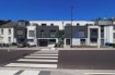 immohub, votre partenaire immobilier à Soleuvre, a le plaisir de vous présenter en exclusivité ce magnifique appartement de deux chambres à coucher, achevé en 2021, offrant des finitions contemporaines de qualité, des vues dégagées et une situation idéale à proximité immédiate d'Oberkorn, Soleuvre et Belval.

Développant une surface utile d'environ 67 m², ce bien bénéficie d'un agréable balcon de 6,62 m² orienté nord. Il est également complété par une cave privative ainsi que deux emplacements de parking intérieurs en enfilade.

Composition du bien :
Rez-de-chaussée (hauteur sous plafond : 2,62 m)
-Hall d'entrée de 5,90 m² avec garde-robe sur mesure
-Cuisine ouverte entièrement équipée Aquatechnic, avec électroménagers Siemens, machine à café encastrée et plan de travail en granit
-Séjour lumineux de 31,00 m² avec accès direct au balcon
-Balcon de 6,62 m²
-Salle de bain de 5,60 m², équipée d'un meuble double vasque, d'une baignoire et d'un WC, avec robinetterie Hans Grohe
-Chambre I : 9,10 m²
-Chambre II : 15,00 m²

Informations complémentaires :
-Année de construction : 2021
-Résidence de 6 unités
-Classe énergétique : A/A
-Triple vitrage / Châssis en PVC / Volets roulants électriques
-Ventilation mécanique contrôlée (VMC)
-Chauffage au gaz avec chauffage au sol / Thermostats individuels
-Climatisation LG dans le séjour
-Ascenseur
-Orientation : Nord
-Cave privative
-Deux emplacements de parking intérieurs en enfliade accessible via Park-Lift
-Charges mensuelles : ± 320 €