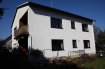 Maison individuelle Vente 6 chambres à Perl-Perl - 430 000 € Grosses Haus mit Garten in ruhiger Lage unweit vom Stadtzentrum von Perl.
Das Haus liegt in einer sehr ruhigen Wohnlage auf einem Grundstück von 7,16a. Im Erdgeschoss befindet sich eine grosszügige Eingangshalle mit Zugang zu allen anderen Bereichen. Hier gibt es ein Wohnzimmer, ein Esszimmer mit Zugang zur Terrasse und Garten, 2 Schlafzimmer und ein Badezimmer. Im ersten Stock gibt es weitere 5 Zimmer, einen Balkon und ein weiteres Badezimmer. Im Bedarfsfalle kann man hier sogar eine 2 Wohnung einrichten. Der Speicher ist über eine Ausziehleiter erreichbar und wird momentan als Ablage/Depot benutzt. Unter Voraussetzung einer Baugenehmigung kann man dort noch die Etage weiter ausbauen. Das gesamte Haus ist unterkellert und verfügt über verschiedene Räumlichkeiten, sowie den Heizungskeller, die Waschküche, einen Weinkeller und die Garage für ein Auto. Der Garten ist angelegt.Das Haus befindet sich in einem guten Zustand und hat doppelt verglaste Fenster.
Perl ist einer der bevorzugten Wohnlagen direkt an der Luxemburger Grenze zu Schengen. Von hier ist man unmittelbar auf der Autobahn Saarbrücken-Luxemburg. Alle Verkehrsanbindungen stehen zur Verfügung. Im Ort gibt es vielfältige Einkaufsmöglichkeiten, das Schengen Lyzeum und ein reichhaltiges Sportangebot. Die Mosel mit ihren berühmten Weinbergen und das internationale Flair des Drei-Ländereck bilden einen einmaligen Lebensraum.