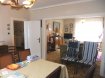 Maison individuelle Vente 5 chambres à Escherange - 320 000 € Jolie Maison familiale individuelle F7 de 140m² habitables environ avec 4 chambres au même étage + sous-sol complet et grenier aménageable accessible par escalier sur dalle, le tout sur 13.17 ares.
Construite en 1954, ses immenses fenêtres laissent passer la lumière et encadrent de jolies vues sur la nature. Exposition est plein sud. L’électricité est à refaire entièrement. A l’ext. dépendance en dur contenant un garage et une pièce pour rangement
Au RdC: sur parquet chêne en TBE + dgt.
Séjour salle à manger 40m2, 1 chambre sur parquet 14.40 m² (ancienne cuisine)
Petite cuisine ancienne de 11m ² accès jardin
WC séparé avec fenêtre
Bel escalier en chêne vers le 1er étage équipé d’un fauteuil type DOMY
Au 1er étage : sur parquet chêne en TBE
Un large dégagement 6m2 distribue 4 grandes chambres (13, 13.80, 14.40 et 15 m2 ) et une SDE avec fenêtre et une cabine de douche neuve
Aux combles accessibles par escalier en chêne : grenier aménageable avec charpente traditionnelle
Au sous sol: 2 caves et une chaufferie avec porte accès extérieur /Buanderie avec fenêtre
Equipement
DV PVC Blanc volets roulants
Chauffage fuel avec Chaudière Chappée 2000
Toiture Tuiles en B.E.
Dispo immédiat tout à l’égout
Taxes foncières : 751€
