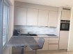 Studio Location à Luxembourg-Gasperich - 1 300 € Idéalement situé sur le nouveau Ban de Gasperich, ce studio encore en construction sera meublé avec gout et avec des produits de qualité.Il se compose comme suit :- un séjour avec canapé, table basse, TV- une partie chambre avec lit double et lampes de chevet- une cuisine toute équipée ouverte sur le séjour (avec lave linge et lave vaisselle notamment) qui sera posée en septembre- des placards de rangements intégrés- une salle de bain avec baignoire, lavabo et WC- un balcon / loggia - une cave individuellePossibilité de louer une place de parking à 250 ' / mois dans le même immeubleRef agence :64