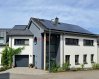 Immo Losch a le plaisir de vous présenter cette maison familiale moderne et spacieuse, construite en 2015, offrant environ 270 m² de surface habitable et des espaces généreux adaptés à une famille, au télétravail, à l'accueil d'invités ou encore à différents loisirs.

La propriété est située dans une rue secondaire calme de Waldbillig et séduit par ses équipements modernes, ses installations énergétiques performantes ainsi que par une distribution intérieure particulièrement bien pensée.

Dès l'entrée, la maison offre une agréable sensation d'espace. Les pièces de vie lumineuses, les chambres généreuses et l'agencement ouvert créent une atmosphère chaleureuse et confortable, idéale pour une vie familiale.

LES PRINCIPALES CARACTÉRISTIQUES
Construction : 2015
Surface habitable : environ 270 m²
Terrain : 2,8 ares
Classe énergétique : B / B
3 salles de bains
Plusieurs pièces pouvant être utilisées comme chambres, bureaux, espaces invités ou espaces de loisirs
Terrasse d'environ 40 m²
Balcon d'environ 8 m²
Garage ainsi que plusieurs emplacements extérieurs
Environ 100 m² de surface de grenier offrant un espace de rangement supplémentaire
DES ÉQUIPEMENTS ÉNERGÉTIQUES MODERNES

L'un des grands atouts de cette propriété réside dans ses équipements techniques particulièrement complets :

Installation photovoltaïque de 20 kWp
Batterie de stockage de 9 kWh
Borne de recharge pour véhicule électrique
Soutien solaire du système de chauffage
Chauffage au sol au rez-de-chaussée
Système d'alarme

Ces équipements permettent de réduire durablement les coûts énergétiques tout en offrant un excellent niveau de confort au quotidien.

UN CADRE DE VIE OUVERT ET PAISIBLE

L'arrière de la maison s'ouvre sur un environnement agréablement verdoyant, avec de vieux arbres et des prairies à l'arrière. Cette configuration procure une agréable sensation d'espace et de tranquillité, devenue rare dans de nombreux quartiers résidentiels récents.

La grande terrasse ainsi que le balcon permettent de profiter pleinement de cet environnement. Repas en famille, moments de détente en extérieur ou simplement profiter du calme après une journée bien remplie : les possibilités sont nombreuses.

INSTALLEZ-VOUS SANS TRAVAUX IMPORTANTS

La maison a été régulièrement entretenue et se trouve dans un très bon état général. Aucun travail de rénovation important n'est à prévoir, permettant ainsi aux futurs propriétaires de s'y installer sans attendre.

Cette propriété conviendra parfaitement à une famille à la recherche d'espace, d'équipements modernes et d'un environnement résidentiel calme, tout en souhaitant conserver un accès pratique aux infrastructures et commodités.

Immo Losch se tient à votre disposition pour vous présenter cette propriété lors d'une visite personnelle. Pour plus d'informations ou pour convenir d'un rendez-vous, n'hésitez pas à nous contacter.

Immo Losch
+352 26 53 26 11
info@immolosch.lu

 ---------- 
Immo Losch präsentiert Ihnen dieses moderne und großzügige Familienhaus aus dem Baujahr 2015, das auf ca. 270 m² Wohnfläche außergewöhnlich viel Platz für Familien, Homeoffice, Gäste und individuelle Hobbys bietet.

Die Immobilie befindet sich in einer ruhigen Seitenstraße von Waldbillig und überzeugt durch ihre moderne Ausstattung, energieeffiziente Technik sowie eine durchdachte Raumaufteilung.

Bereits beim Betreten entsteht ein angenehmes Raumgefühl. Helle Wohnbereiche, großzügige Zimmer und die offene Gestaltung schaffen eine wohnliche Atmosphäre, in der sich Familien sofort zuhause fühlen.

DIE WICHTIGSTEN ECKDATEN
Baujahr 2015
Wohnfläche ca. 270 m²
Grundstück 2,8 Ar
Energieklasse B / B
3 Badezimmer
Mehrere flexibel nutzbare Zimmer für Schlafzimmer, Homeoffice, Gäste oder Hobbys
Terrasse ca. 40 m²
Balkon ca. 8 m²
Garage sowie zusätzliche Außenstellplätze
Ca. 100 m² Dachbodenfläche als zusätzlicher Stauraum
MODERNE ENERGIETECHNIK

Ein besonderes Highlight ist die umfangreiche technische Ausstattung:

Photovoltaikanlage mit 20 kWp Leistung
Batteriespeicher mit 9 kWh
Wallbox für Elektrofahrzeuge
Solare Unterstützung der Heizungsanlage
Fußbodenheizung im Erdgeschoss
Alarmanlage

Diese Ausstattung trägt dazu bei, die Energiekosten nachhaltig zu reduzieren und bietet gleichzeitig hohen Wohnkomfort.

WOHNEN MIT FREIRAUM

Die Rückseite des Hauses öffnet sich zu einer angenehm grünen Umgebung mit altem Baumbestand und dahinterliegenden Wiesen. Dadurch entsteht ein Gefühl von Offenheit und Ruhe, das in vielen neueren Wohngebieten selten geworden ist.

Auf der großzügigen Terrasse und dem Balkon lässt sich die ruhige Atmosphäre besonders genießen. Ob gemeinsames Essen mit der Familie, entspannte Stunden im Freien oder einfach ein ruhiger Moment nach einem langen Tag – hier stehen Ihnen vielfältige Möglichkeiten zur Verfügung.

EINZIEHEN STATT RENOVIEREN

Das Haus wurde laufend gepflegt und befindet sich in einem sehr guten Zustand. Größere Renovierungsarbeiten sind nicht erforderlich, sodass einem direkten Einzug nichts im Wege steht.

Die Immobilie eignet sich ideal für Familien, die viel Platz, moderne Technik und eine ruhige Wohnlage suchen, ohne auf eine gute Infrastruktur verzichten zu wollen.

Gerne stellt Ihnen Immo Losch diese besondere Immobilie bei einer persönlichen Besichtigung vor. Für weitere Informationen oder zur Vereinbarung eines Besichtigungstermins stehen wir Ihnen gerne zur Verfügung.

Immo Losch
+352 26 53 26 11
info@immolosch.lu

 ---------- 
Immo Losch is pleased to present this spacious modern family house, built in 2015, offering about 270 m² of living space and generous areas suitable for a family, teleworking, welcoming guests, or various hobbies.

The property is located on a quiet secondary street in Waldbillig and is attractive for its modern amenities, high-performance energy systems, and well-thought-out interior layout.

Upon entering, the house offers a pleasant sense of space. Bright living rooms, generous bedrooms, and an open layout create a warm and comfortable atmosphere, ideal for family living.

MAIN FEATURES
Construction: 2015
Livable area: approx. 270 m²
Land: 2.8 ares
Energy class: B / B
3 bathrooms
Several rooms that can be used as bedrooms, offices, guest spaces or leisure areas
Terrace of about 40 m²
Balcony of about 8 m²
Garage and several outdoor parking spaces
Approximately 100 m² of attic space providing additional storage
MODERN ENERGY EQUIPMENT

One of the major advantages of this property lies in its particularly comprehensive technical equipment:

Photovoltaic installation of 20 kWp
9 kWh storage battery
Charging station for electric vehicle
Solar support for the heating system
Underfloor heating on the ground floor
Alarm system

These features allow for a sustainable reduction of energy costs while providing an excellent level of daily comfort.

A PEACEFUL AND OPEN LIVING ENVIRONMENT

The back of the house opens onto a pleasantly green environment, with old trees and meadows at the rear. This setup provides a pleasant sense of space and tranquility, which has become rare in many recent residential neighborhoods.

The large terrace and the balcony allow you to fully enjoy this environment. Family meals, outdoor relaxation moments, or simply enjoying the calm after a busy day: the possibilities are numerous.

MOVE IN WITHOUT MAJOR WORK

The house has been regularly maintained and is in very good overall condition. No major renovation work is expected, allowing future owners to move in without delay.

This property is ideally suited for a family seeking space, modern amenities, and a peaceful residential environment, while maintaining easy access to infrastructure and amenities.

Immo Losch is available to show you this property during a personal visit. For more information or to schedule an appointment, do not hesitate to contact us.

Immo Losch
+352 26 53 26 11
info@immolosch.lu

 ---------- 
Immo Losch huet d'Freed Iech dëst modern a räichlecht Familljenhaus virzestellen, gebaut am 2015, mat ongeféier 270 m² Wunnfläch an grousse Plazen, gëeegent fir eng Famill, Heem schaffen, Empfang vu Gäscht oder verschidden Hobbien.

D'Immobilie läit an enger roueger Nebenstrooss zu Waldbillig a begeeschtert duerch modern Ausrüstungen, effizient Energieinstallatiounen an eng besonnesch gutt geplangte bannenzeg Verdeelung.

Direkt beim Entrée bitt d'Haus eng agreabel Raumgefill. Déi liichtfäeg Liewesraim, décke Schlofkummeren an déi oppen Ariichtung schafe eng waarm a gemittlech Atmosphär, ideal fir d’Familljeliewen.

HAUPTEIGENSCHAFTEN
Baubeginn: 2015
Wunnfläch: ongeféier 270 m²
Terrain: 2,8 Ares
Energiestandart: B / B
3 Bannenbänner
Verschidde Raumë kënne wéi Schlofkummeren, Büroen, Gäschtberäicher oder Fräizäitplazen genotzt ginn
Terrass vun ongeféier 40 m²
Balkon vun ongeféier 8 m²
Garage plus verschidde Parkplazen baussen
Ongeru 100 m² Duerch mixt Dachbuedem fir zousätzlech Lagerplaz
MODERN ENERGESCH INSTALLATIUNEN

Eng vun den groussen Avantage vun dëser Immobilie läit an hiren techneschen Ausrüstungen:

20 kWp Photovoltaikinstallatioun
9 kWh Späicherbatterie
Ladestation fir elektrescht Gefier
Solarënnerstëtzung fir d'Heizsystem
Fousswiermheizung um Buedem vun der Rez-de-Chaussée
Alarmssystem

Dës Ausrüstungen erlaben eng dauerhaft Reduktioun vun den Energieskäschten a bidden gläichzäiteg e exzellenten Alltagskomfort.

E FRËNNLECHT AN ROUEG LIEWENSËMGEBUNG

Hannert dem Haus gëtt et e léiwtgrénge Gebitt mat eelere Beem an Wisen. Dëst garantéiert eng agreabel Raumgefill a Rou, wat an villen neie Wunnengeviironnementer rar ginn ass.

Déi grouss Terrass an de Balkon erlaben et, dëse Raum voll ze genéissen. Familljemoolzechten, Entspanungsmomenten um Fräien oder einfach d’Rou no engem laange Dag: d’Méiglechkeete sinn vill.

OCH ENG PËLLECH VUN WICHTEGE RENOVATIOUNSARBECHTEN

D'Haus ass regelméisseg ënnerhalen ginn a befënnt sech am allgemenge ganz gudden Zoustand. Keng grouss Renovatiounsaarbechten sinn néideg, wat et zukünftege Besëtzer erlaabt direkt anzéien.

Dës Immobilie ass ideal fir eng Famill déi Plaz, modern Ausrüstungen an eng roueg Wunnengeviirornment sicht, mat engem prakteschen Zougang zu Infrastrukturen an Déngschtleeschtungen.

Immo Losch stécht gär zu Ärer Verfügung fir Iech dës Immobilie bei enger perséinlecher Visitt virzestellen. Fir méi Informatiounen oder eng Rendez-vous ze vereinbaren, zéckt net eis ze kontaktéieren.

Immo Losch
+352 26 53 26 11
info@immolosch.lu