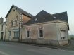 Maison Vente 2 chambres à Chahaignes - 91 800 € Maison avec gros potentiel. Maison en partie restaurée avec goût.Elle se compose d'une entrée, une chambre, salle-salon, salle de bains, WC, bureau et autres pièces. Au sous-sol cuisine équipée.A l'étage: Mezzanine, deux chambres, salle de douches (à finir) WC. Chaufferie, cave.Bâtiment sur le côté en cours de restauration ( grosses marchandises fournis), trois grandes pièces avec grenier. Gros potentiel à saisir.*Honoraires inclus charge acquéreur : 8.00% TTC (prix 85000.00 euros hors honoraires). N° portable : 0685994847, Activité exercée sous le statut d'agent commercial