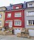 Maison mitoyenne Vente 6 chambres à Luxembourg-Bonnevoie - 2 475 000 € Schaus Immobilier propose à la vente cette maison mitoyenne, construite en 1955 et achevée en 1957, idéalement implantée dans un quartier résidentiel de Luxembourg-Bonnevoie, se composant tel que décrit ci-dessous.
La maison s'apprête aussi bien à l'utilisation en tant que :
- Maison unifamiliale idéalement agencée avec des espaces généreux et des salles de douches à tous les niveaux
- Trois appartements sur trois niveaux, tous les équipements sont déjà présents.
Au rez-de-chaussée :
- L'entrée dans la maison se fait par un hall d'entrée
- Cuisine séparée haut de gamme entièrement équipée et aménagée. La cuisine et les appareils électro-ménagers ont été installé en 2017
- Salle de douche avec WC et douche à l'italienne
- Salon/Séjour
- Salle à manger
- Véranda chauffée.
La grande terrasse avec abri de jardin est accessible depuis le rez-de-chaussée.
Au premier étage, un palier avec hall de nuit permet d'accéder à :
- Trois chambres
- Salle de douche avec WC et douche à l'italienne
Au second étage sont aménagés :
- Trois chambres
- Salle de douche avec WC et douche à l'italienne
Grenier aménageable au-dessus du second étage.
Au sous-sol se trouvent :
- Un garage pour une voiture disposant d'une porte motorisée. Un emplacement extérieur se trouve devant le garage.
- Différents espaces caves
- Buanderie avec accès à l'espace extérieur
- Une cuisine.
En ce qui concerne les équipements de la maison, il convient de préciser que :
- L'ensemble de la maison se trouve dans un très bon état.
- La façade a été refaite il y a environ 10 ans
- La toiture a été refaite il y a environ 10 ans et est en ardoise
- La chaudière au gaz de la marque Buderus a été installée il y a environ 10 ans et a été régulièrement entretenue
- Les fenêtres sont en double vitrage avec des châssis en PVC, équipées de volets roulants électriques
- La fibre optique est installée dans la maison.
Le bien se trouve à proximité immédiate :
- Du centre-ville de Luxembourg
- De toutes les commodités
- Des transports en commun
- Des axes routiers
Nous sommes à votre disposition pour tout renseignement complémentaire et un rendez-vous de visite.
Les honoraires de négociation sont à la charge du vendeur.