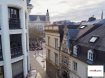 Appartement Location 1 chambre à Luxembourg-Centre ville - 1 450 € Bel appartement à louer au plein centre de Luxembourg Ville.Sis dans la rue Philippe II au 4ième étage d'une résidence avec ascenseur.+/- 70m2Description de l'appartement:Hall d'entrée avec des armoires encastrées et un grand miroir - salon avec un débarras - cuisine individuelle - salle de bain - chambre à coucher - cave - buanderie communeParquet en bois au sol du salon, du hall d'entrée et dans la chambreL'appartement est libre de suite.Charges: 250' (électricité privé compris)Caution 2 mois: 2900'Frais d'agence: 1696,50' TTC 17%Ref agence :1213029