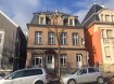 Commerce Location à Grevenmacher - 5 500 € Nous vous présentons ce magnifique immeuble construit en 1930 et exploité en tant que RESTAURANT-PIZZERIA en plein centre de Grevenmacher en face de l’administration communale et proche de toutes les commodités !
Le restaurant qui est à céder en l’état comprend :
au rez-de-chaussée (niveau rue) :
1 espace comptoir-bar équipé avec caisse et machine à café professionnelle
1 belle salle de 120m2 entièrement rénové avec goût pour +/-50 convives
1 four au feu de bois pour pizzas
Vestiaire avec douche pour le personnel
1 buanderie
2 débarras (pour boissons et réserves)
1 toilette pour personnes à mobilité réduite
1 entrée séparée pour le personnel dormant sur place
au 1er étage
1 grande cuisine professionnelle de qualité et entièrement équipée
1 grande chambre (+/- 32m2) avec terrasse privative (+/- 18m2)
1 salle de bain
1 chambre avec salle de douche
1 monte-escalier pour personne à mobilité réduite vers l’étage
au sous-sol :
Espace sanitaires pour hommes et dames
Parking :
Le long du restaurant et parking communal devant le restaurant
Travaux dernièrement effectués :
Façade
Chauffage avec système de pompe à chaleur
Disponibilité à convenir
Visites : de préférence entre 15h00 et 18h00
N’hésitez pas à nous contacter par tel. au 621 415 097 ou par mail au info@immonest.lu
