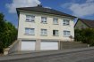 Immeuble de rapport Vente 7 chambres à Mondorf-Les-Bains - 1 925 000 € Belle maison bi-familiale vendue en bloc située dans un quartier calme de Mondorf-les-Bains sur un terrain de 9a74.
L’immeuble dispose de deux appartements (163m2) identiques de haut de gamme.
Sous-sol : 2 garages pour 4 voitures, 2 grandes caves et chaufferie.
Rez-de-chaussée : Hall d’entrée avec armoire encastrée, grand living/salle à manger avec feux ouvert et accès à la grande terrasse(18m2) et au jardin, belle cuisine équipée, 1 salle de douche +WC, 3 chambres à coucher dont 1 dispose d’un dressing ainsi que sa propre salle de bains +WC, 1 WC séparé, terrasse et jardin.
Etage 1 : Hall d’entrée avec armoire encastrée, grand living/salle à manger avec feux ouvert et accès à la grande terrasse (18m2) , belle cuisine équipée, 1 salle de douche +WC, 3 chambres à coucher dont 1 dispose d’un dressing ainsi que sa propre salle de bains +WC, et terrasse.
Dans les halls d’entrée ainsi que dans les 2 livings/salles à manger on trouve de la pierre naturelle (Solnhoferstein) au sol, ainsi que du parquet massif dans toutes les chambres à coucher.
Grenier : Aménagé en appartement à 1 chambre avec salle de bain.
Objet rare !
A visiter.