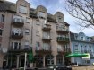 Studio Location à Schifflange - 750 € Dans une résidence avec ascenseur, STUDIO MEUBLE, au 2e étage avec balcon comprenant une pièce à vivre avec balcon (canapé, lit double avec ressort sans matelas, table basse, chevet avec lampe, bibliothèque de séparation, armoire de rangement; avec cuisine équipée (table et 4 chaises, meuble avec TV, chaise. Il y a une salle de douche avec WC, lavabo, colonne de rangement, armoire vitrée.
Au sous-sol: buanderie en commun, cave privée
Possibilité de louer un PARKING EXTERIEUR pour 100€ supplémentaires
Convient pour 1-2 personnes.
LIBRE DE SUITE
ANIMAUX NON ADMIS