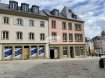 Bureau Location à Echternach - 4 900 € IMMO EXCELLENCE vous propose un local commercial situé au rez-de-chaussée d'une surface totale d'environ 231 m2 ( ancienne Pâtisserie SIMON ) sur la fameuse PLACE DU MARCHE à ECHTERNACH. Le local se compose comme suit : 7 pièces pouvant servir de bureaux ( 24m2, 11m2, 14m2, 22m2, 17m2, 19m2,16m2 ), les divers halls + W.C. ont une surface de 76 m2, la terrasse de 14 m2, la cour ainsi que la véranda ont une surface de 18 m2, .Les bureaux peuvent être encore aménagés selon souhait du client, et bien évidemment sous diverses conditions.Les bureaux conviennent idéalement à un cabinet d'avocat, sinon un cabinet médical ou toute autre activité libérale.Situation idéale sur la Place du Marché, au plein Centre d'Echternach avec toutes ses commodités.Le bâtiment avec ses grandes baies vitrées et sa situation idéale, offre une parfaite visibilité.Pour plus d'information, veuillez contacter notre agence. Plusieurs documents sont disponibles sur simple demande.Echternach est une ville du Luxembourg d'environ 5 300 habitants et le chef-lieu de son canton, le long de la vallée de la Sûre marquant la frontière avec la Rhénanie-Palatinat allemande. Elle est surtout connue pour son abbaye et sa procession dansante de Pentecôte.
