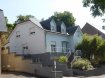 Maison individuelle Vente 4 chambres à Ettelbruck - 848 000 € Belle maison individuelle d'une surface habitable de +/- 220 m2, construite sur un terrain de 6.31 ares, situation à proximité du centre d'Ettelbruck avec toutes ses commerces et commodités et à quelques minutes de l'autoroute N7.
La maison se compose comme suit:
au sous-sol: 3 grandes caves, buanderie, garage double et chaufferie
au rdch.: hall d'entrée, WC séparé, grand living avec salle à manger et accès sur une grande terrasse, cuisine équipée avec accès sur une terrasse couverte, une chambre à coucher et une salle de bains avec baignoire.
au 1er étage: hall de nuit, 3 chambres à coucher, salle de bains avec baignoire, douche et WC et débarras
Les combles sont aménageables.
La maison qui est en excellent état, est contruite avec beaucoup de soin et des finitions de grandes qualités.
La maison est disponible 3 mois après l'acte notarié.
Ref agence :1187