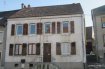 Maison Vente à Sarreguemines - 75 000 € Maison semi-miyoyenne à Rénover. Votre agence LE PIED A TERRE 19 rue de l'église à Sarreguemines vous propose une maison mitoyenne à rénover, elle vous offre une surface d'environ 122 m2 sur 2 niveaux .Au rez de chassée, une entrée qui dessert une cuisine , un séjour, une chambre et la salle de bainsA l'étage vous y trouverez 2 chambres, une cuisine ainsi qu'une salle d'eau.A l'extérieur, un coin terrasse et deux places de parking.Certes cette maison nécessite des travaux mai elle recherche une famille qui saura lui redonner une seconde jeunesse.Pour tous renseignements ou une visite, n'hésitez pas à nous contactez.Vous trouverez nos biens à la vente sur notre site Le Pied à Terre.Mandat N° 1356. Honoraires à la charge du vendeur. Nos honoraires : http://www.le-pied-a-terre.fr/honoraires