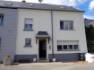 Maison jumelée Location 3 chambres à Bigonville - 1 550 € Maison jumelée à louer, située dans une rue calme dans le village de Bigonville.
Rdch:
- grand hall d'entrée
- wc séparé
- séjour / salle à manger
- grande cuisine équipée
- débarras avec sortie dans jardin.
1er étage:
- 3 chambres à coucher
- grande salle de douche
- terrasse.
Grenier.