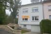 Maison Location 5 chambres à Luxembourg-Cents - 3 100 € Belle maison libre des 3 côtés sis sur un terrain de 5a64 dans le quartier de Cents.La maison dispose de :Sous-sol : cave avec accès au jardin, chaufferie, buanderie et garage pour 2 voituresRez-de-chaussée : Hall d'entrée, grand living/salle à manger, cuisine équipée, 1 chambre/bureau et 1 WC séparé, terrasse et jardin.Etage 1 : 3 chambres à coucher et 1 salle de bain avec baignoire et douche.Grenier : 1 chambre et stockage Pas de colocation possible!