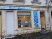Local commercial Location à Nilvange - 400 € c.c. Local commercial Nilvange. 56 Rue Joffre à Nilvange, local commercial bail tous commerces . Il se compose d'une sas d'entrée , d'une pièce de 12 m² , d'une autre de 26 m² et d'une réserve de 17 m² . wc, point d'eau. Les deux pièces principales peuvent être réunies en une seule ( petite cloison) . Chauffage électrique individuel. Loyer 390 € mensuel HT/TTC . Charges 10 € . Frais d'agence 1000 € HT Dépôt de garantie 780 € TTC. Tel 06 07 16 77 45
