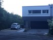 Maison mitoyenne Vente 3 chambres à Hostert (Niederanven) - 1 580 000 € Sigelux SA vous propose une maison luxueuse sis 20, Chaussée Saint Martin L-6989 Hostert de 200 m2 avec 3 chambres à coucher, 1 bureau et 2 grandes terrasses avec vue imprenable.
La maison se compose comme suit :
-1 Sous-sol :
Living : 48 m2
Cuisine : 27,11 m2
Réserve/Buanderie : 7,63 m2
WC séparé : 2 m2
Rez-de-chaussée :
Hall d’Entrée : 20,51 m2
Chambre à coucher 1 : 13,14 m2
Chambre à coucher 2 : 14,03 m2
Salle de douche : 4,79 m2
WC séparé : 2 m2
Débarras : 2,25 m2
1ier étage :
Chambre à coucher 3 : 16,95 m2
Bureau : 15,51 m2
Dressing : 11,89 m2
Salle de douche : 8,39 m2
2 Terrasses : 90 m2
Jardin
Energiepass : B/B
Les + :
Vue imprenable
Chauffage au sol
Stores électriques
Consommation énergétique basse : B/B
2 emplacements intérieurs
4 emplacements extérieurs
Prix de vente : 1.580.000.- €
Pour plus de renseignement ou un RDV contactez :
SIGELUX : 46 71 31 ou info@sigelux
L'adresse du bien : 20, Chaussée Mont Saint Martin L-6989 Hostert
De par la proximité avec le quartier du Kirchberg et l’aéroport de Luxembourg-Findel, entourée d’un cadre naturel boisé et verdoyant, la commune de Niederanven attire les nouveaux arrivants désireux de trouver un cadre agréable. Niederanven fait partie des communes les plus chères du Luxembourg en matière de logement. On pourra y trouver de magnifiques maisons dans des quartiers très résidentiels.
L’école fondamentale « Am Sand » et une école de musique ainsi qu’un Centre de formation pour les adultes constituent l’offre principale en formation et éducation de cette commune.
Une Maison Relais est disponible à Oberanven pour accueillir les enfants de la commune en dehors des heures de classe.
La commune est également bien intégrée au réseau de transports en commun. De plus la commune de Niederanven offre le service « Call a Bus » à toute personne à mobilité réduite.
Pour les plus sportifs, la piste cyclable d’Echternach, reliant le Kirchberg à Niederanven, est un moyen de transport alternatif à la voiture intéressant. En autre la pratique du golf, tennis, football, basket est possible dans la commune.
Le beau centre aquatique Syrdall Schwemm y est également implanté et renforce l’offre des infrastructures sportives de la commune.