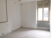 Maison Location 1 chambre à Vaas - 370 € c.c. MAISON DE BOURG. Venez découvrir cette maison d'habitation comprenant : Au rez-de-chaussée : une entrée, un salon, un espace salle à manger / cuisine aménagée, une salle d'eau avec WC. A l'étage : une grande chambre et un bureau. En extérieur : vous pourrez profiter d'une cour commune et d'un garage non attenant et non communiquant. Chauffage électrique LIBRE DE SUITE