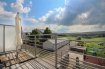 Duplex Vente 2 chambres à Pommerloch - 385 000 € Appartement - Duplex N° 6 au 2e étage
Surface habitable : 99,76 m2
Classification énergétique : B B
Année de construction : 2014
hall d'entrée (7,16 m2), vestiaire,
cuisine équipée ouverte avec salle à manger (34,27 m2), sortie vers la terrasse (15,84 m2),
salle de bains (douche, baignoire, meuble lavabo, WC (6,92 m2), 2 chambres à coucher (10,85m2-12,65 m2),
WC séparé avec coin buanderie (2,89 m2)
A l'étage :
Living-bureau 12,93 m2, débarras
Cave N°6 (6,48 m2)
Garage fermé (14,99 m2)
_______________________________________________________________
Maisonnette Wohnung N° 6 im 2. Stock
Wohnfläche: 99,76 m2
Energiepass: B B
Baujahr: 2014
Eingang (7,16 m2), separates WC mit Waschmaschinenanschluss
Garderobe
Offene Einbauküche mit großem Esszimmer (34,27 m2), Zugang zur Terrasse (15,84 m2)
Badezimmer (Dusche, Badewanne, Doppelwaschbecken, WC (6,92m2)
2 Schlafzimmer (10,85 m2 - 12,65 m2)
Oberes Stockwerk:
Wohnzimmer - Büroecke, Abstellraum
Keller N° 6 (6,48 m2)
Garage (14,99 m2)
Ref agence :6625