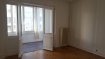 Appartement Location 2 chambres à Mulhouse - 740 € c.c. Appartement F3/4 de 105 m2 au centre de Mulhouse. Grand F3/4 de 105 m2 au 1er étage d'une immeuble de 5 étages avec ascenseur, situé au centre de Mulhouse, il comprend : une entrée, grand salon-séjour composé de 2 pièces jumelées avec sol en parquet massif et balcon couvert coté rue, une cuisine (avec placard mural et blacon coté cour) séparée, 2 chambres avec sol en parquet massif dont 1 avec blacon couvert, salle de bain avec baignore, WC séparés et cave. Chauffage collectif au fioul inclus dans les charges. Disponible de suite.
