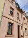 Maison mitoyenne Vente 4 chambres à Pétange - 460 000 € Tempocasa Strassen, vous propose cette maison de charme, mitoyenne construite dans les années 1922 et rénovée entièrement en 2003.
Le rez-de-chaussée se compose:
d'un hall d'entrée accueillant - un WC séparé - un séjour ouvert sur la salle à manger - une cuisine ouverte sur la salle à manger avec accès sur la terrasse et son jardin;
Les dalles sont en béton et le sol est revêtu en carrelage