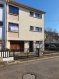 Maison Vente 3 chambres à Volstroff - 188 000 € VOLSTROFF : maison mitoyenne d'un côté dans un lotissement calme comprenant une cuisine, un salon-séjour avec balcon, 3 chambres, une salle de bains, deux garages, cave, remise et jardin arboré et clôturé.