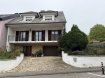 Maison Vente 3 chambres à Bissen - 838 000 € Home Project SA a le plaisir de vous présenter cette charmante maison idéalement située dans un quartier paisible et verdoyant de Bissen.
A proximité immédiate de toutes les commodités essentielles au quotidien; transports publics, écoles et commerces
Un environnement idéal pour ceux qui recherchent le calme sans renoncer à la proximité des services.
La maison se compose comme suit:
Rez-de-chaussée:
- Hall d'entrée
- Salle de douche (rénovée en 2023)
- Grand Garage
- Caves divers / Bureau
1ier étage: (Carrelage rénové en 2022)
- Cuisine équipée avec accès sur grande terrasse et grand jardin
- Salon, salle à manger avec accès sur terrasse couverte
- Wc séparé (rénovée en 2022)
2e étage:
- Salle de douche (rénovée en 2022)
- Chambre 1
- Chambre 2 avec petit balcon
- Chambre 3 avec petit balcon
Grenier aménageable de +/- 85,50m2 au sol (dalle isolée)
Surface habitable +/-145m2
Surface totale: +/-200m2
Fosse dans garage
Abri de jardin
Triple vitrage
Disponible de suite
Intéressé(e) ?
Contactez dès aujourd'hui Home Project au +352 26 36 112 ou
envoyez-nous un e-mail à info@home-project.lu