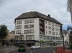 Appartement Vente 3 chambres à Ettelbruck - 348 000 € Joli appartement d'une surface habitable de +/- 110 m2, situé au 2ième étage d'une résidence au plein centre ville (Groussgaass) et offrant:
Hall d'entrée, cuisine équipée, grand living avec balcon, 3 chambres à coucher et salle de bains, cave au sous-sol. Emplacement intérieur au sous-sol d'une résidence située vis-à-vis de l'appartement en vente.
Situation idéale à quelques minutes de la gare; école fondamentale et arrêt bus vis-à-vis de l'immeuble, connexions routières vers Luxembourg et le Nord à 2 minutes.
L'appartement est actuellement sous contrat de bail.
Disponibilité à convenir.
Ref agence :1128
