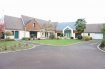 Maison Vente 6 chambres à La Ferté-Bernard - 577 500 € UNIQUE A LA FERTE BERNARD. C IMMOBILIER vous propose une exceptionnelle propriété en centre-ville de La Ferté Bernard. Construite en 2001, pensée et réalisée par ses actuels propriétaires avec l'aide d'un architecte pour une qualité de vie optimale. L'habitation et l'espace piscine/loisirs offre 340 m² habitables. Entrée, cuisine aménagée équipée 'St Jean', séjour-salon avec cheminée en marbre, chambre en suite avec salle de bains privative et dressing, WC. Cellier. Dégagement permettant l'accès à la piscine couverte chauffée, local largement vitré de 88 m² en toute hauteur avec bassin de 9x4. A l'étage: quatre chambres, bureau, salle de bains, WC. Salle de loisirs (jeux/sport ou home cinéma). Deux garages et un atelier. Terrasse. Terrain clos et arboré. Portail automatique, portier vidéo, circulation bitumée, l'ensemble pour 1140 m².*Honoraires charge vendeur