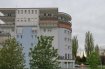 Appartement Location 2 chambres à Esch-sur-Alzette - 1 300 € Soho Real Estate propose à la location un appartement entièrement rénové de deux chambres à coucher avec balcon et d’une surface de 68 m2 situé dans une copropriété avec ascenseur. Orientée nord-est, sa disposition favorise le bien-être à l’intérieur de l’habitation qui baigne dans la lumière naturelle tout au long de la journée.
Dans le contexte actuel du développement durable il a été opté pour une construction au standard « basse consommation d'énergie », répondant à la classe d’efficience énergétique « C ».
L’unité est située à Esch-sur-Alzette, à proximité immédiate de la Gare, et disposant d’une excellente connexion au réseau des transports publics. Mêlant logements, bureaux, commerces et loisirs, la commune d'Esch-sur-Alzette s’affiche comme un quartier mixte. Des nombreuses aires de jeux et de loisirs complètent une offre diversifiée se composant notamment d’un centre culturel et de nombreuses infrastructures sportives. Une multitude de commerces de proximité et une offre variée de restauration permettent de répondre au mieux aux attentes et besoins du quotidien.
Une cave ainsi qu'un emplacement de parking complètent l'offre.
Pour toutes informations complémentaires on reste à votre entière disposition par téléphone au +352 661 349 405 ou par email à jose@sohoimmo.lu.
____________________________________________________________________
Soho Real Estate offers for rent a completely renovated two-bedroom, 68 m2 apartment located in a condominium with elevator. Oriented north-east, its layout promotes well-being inside the home which is bathed in natural light throughout the day. In the current context of sustainable development, it has been opted for a construction to the
