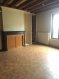 Maison Location 3 chambres à Château-du-Loir - 490 € c.c. MAISON DE VILLE. Maison d'habitation comprenant : Entrée dans cuisine A/E (Hotte, plaques, réfrigérateur) Petite pièce à usage de débarras. Salon avec cheminée. Etage : Palier wc, Trois chambres, salle de douches. Chauffage gaz de ville. LIBRE DE SUITE.
