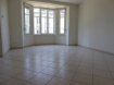 Appartement Location 1 chambre à Mulhouse - 550 € c.c. MULHOUSE Avenue Kennedy (accès DIRECT TRAM & Hyper Centre).
Appartement de type F2 d'une superficie 57m² situé au 1er étage.
Il dispose d'un grand Séjour / Salle à manger, son espace Cuisine avec sa Cusine Equipée Neuve et 1 grande chambre de 18m². La Salle de Bains est carrelée et dispose d'un grande baignoire d'angle.
Le Chauffage est individuel au GAZ.
Double vitrage (avec GRANDE surface vitrée).