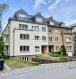 Appartement Location 3 chambres à Luxembourg-Belair - 2 400 € SCHAUS IMMOBILIER vous propose à la location cet appartement d'une surface utile d'environ 113m2 situé au premier étage d'une petite copropriété.Le hall d'entrée avec garde-robe dessert les pièces suivantes :? Salon/séjour avec cuisine aménagée et équipée intégrée (+/- 35m2), avec de la pierre naturelle au sol et accès à un balcon.? Trois belles chambres lumineuses avec du parquet au sol (+/-14.5m2, 14.7m2 et 16m2). Deux des chambres disposent de balcons.? Une salle de bains avec fenêtres comprenant une baignoire et une douche type à l'italienne, une double vasque et un WC.? Un WC séparé avec vasque.Au sous-sol, l'offre est complétée par :- Une cave avec buanderie privative- Un garage avec emplacement devantLes fenêtres ont du triple vitrage et le chauffage au sol est réglable individuellement pour chaque pièce.L'immeuble est situé dans un quartier résidentiel calme à quelques minutes du centre-ville, proche de toutes les commodités telles que les commerces, les transports publics, les écoles, etc.Nous sommes à votre disposition pour tout renseignement complémentaire et un rendez-vous de visite.Les honoraires de négociations sont à la charge du locataire et s'élèvent à un mois de loyer augmenté de la TVA en vigueur.