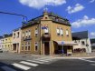 Immeuble de rapport Vente à Rosport - 795 000 € SCHAUS IMMOBILIER vous propose à la vente ce bâtiment hébergeant actuellement un café au sein du village pittoresque de Rosport.
L'entrée se fait par le café où est aménagé un comptoir et un espace avec des tables, avec une cuisine attenante.
Depuis cet espace café un accès se fait à une grande salle de fêtes, disposant d'une scène. Sur une surface d'environ 136 m2 de nombreuses possibilités s'offrent à vous, dont notamment l'aménagement d'une salle de restauration voire d'une pizzeria.
Le bâtiment dispose d'un espace sanitaire avec des WC séparés.
De nombreuses possibilités de stockage s'offrent à vous.
Au premier étage se trouve un premier appartement avec neuf pièces desservies par un palier.
Au second étage se trouve un deuxième appartement avec cinq pièces à aménager.
Ref agence :883023 - VM0278