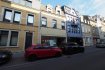 Maison mitoyenne Vente 4 chambres à Esch-sur-Alzette - 599 000 € immohub, votre partenaire dans l’immobilier à Esch-sur-Alzette vous propose cette maison unifamiliale avec RDC commercial idéalement situé dans la rue du X septembre. La maison se compose comme suit :
RDC commercial :
- Entrée séparée
- Surface commerciale 65 m2 (WC séparé ; accès cave)
RDC :
- Entrée habitation + cage d’escalier
R+1 :
- Salle de bain (lavabo double vasque, baignoire, douche) 9,27 m2
- WC séparé 1m2
- Hall 2,28 m2
- Palier 3,26 m2
- Cuisine non équipée 14,63 m2
- Double séjour 27,61 m2 (hauteur sous plafond : 2,85 m)
R+2 :
- Palier 3,62 m2
- Chambre 11,14 m2
- Chambre 27,91 m2
R-1 :
- Caves ( Buanderie / Loc. tech./ Stockage et réserves) 65 m2
Détails :
- Chauffage au gaz 2011
- électricité refaite
- double vitrage
- dalles en bois