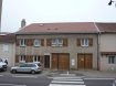 Immeuble de rapport Vente à Montauville - 267 500 € IMMEUBLE DE RAPPORT. Immeuble de rapport comprenant : Au RDC un F3 de 64m² avec terrasse couverte et garage loué 536euro plus 70euro pour le garage. A l'étage un F3 de 85m² avec terrasse loué 558euro et un F4 de 100m² avec terrasse loué 649euro. Sur l'arrière du bâtiment cour, jardin et un garage commun. Toiture, isolation et fenêtres neuves immeuble en parfait état. Rapport annuel 1813euro/an
