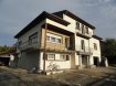 Maison Vente 8 chambres à Mondorf-Les-Bains - 795 000 € Großes Familien-Haus in sehr ruhiger Lage mit vielseitigen Möglichkeiten.
Das Gebäude wurde in den letzten Jahren als 3 Generationenhaus genutzt. Jede Etage hat 2 Schlafzimmer, ein Badezimmer, Küche, Wohn-und Esszimmer. Als Einheit gesehen, stehen in diesem Haus 300m2 und um die 8 Schlafzimmer zur Verfügung. Es gibt 3 Garagenplätze und viel Platz vor dem Haus für weitere Stellplätze. Im ersten Stock liegt ein Balkon mit viel Sonne, im gesamten seitlichen und hinteren Teil eine riesige Veranda mit Sonne bis in die späten Abendstunden.
Das Haus befindet sich insgesamt in einem guten Zustand.