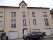 Duplex Location 2 chambres à Eischen - 1 250 € Beau duplex de 100m² à louer au 2ème et 3ème étage d'une résidence à 3 unités.
Résidence située dans une rue calme, non passante.
Le duplex se compose comme suit:
Niveau 2:
- hall d'entrée avec coin vestiaire et Wc séparé
- beau séjour / salle à manger traversant avec coin cuisine équipée,
- beau balcon à l'arrière avec vue sur les champs
Niveau 3:
- salle de bain et douche, 2 lavabos, wc
- 2 belles chambres à coucher.
Grand garage individuel avec connexion lave-linge (pas de cave séparée)