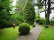 Maison Vente 4 chambres à Kenn - 599 000 € Grosszügiger Bungalow in parkähnlichem angelegten Garten.
Das Objekt liegt ruhig und dennoch zentral gelegen , in 2 km Entfernung zur Autobahn Richtung Luxembourg, unweit von Trier.
Durch den Haupteingang im oberen Bereich betritt man die grosszügige Eingangshalle mit Kamin, durch die man alle weiteren Zimmer dieser Etage erreicht, das grosszügige Wohnesszimmer, die Küche, ein Gäste WC , sowie den separaten Schlaftrakt, in dem sich 3 Schlafzimmer und 2 Badezimmer befinden. Das untere Geschoss, welches auch über einen separaten Eingang verfügt, erreicht man über die Marmortreppe. Im unteren Geschoss befindet sich ein weiteres Schlafzimmer, eine eingerichtete Bar, separate Kellerräume, sowie das im Moment stillgelegte Schwimmbad mit Dusche und separatem Gäste WC.
Das Haus ist umgeben von einem grossen Garten mit altem Baumbestand.
Auf jeder Ebene finden wir eine grosszügige Terrasse , sowie eine Wintergartenähnliche einseitig offene Veranda mit Aussenkamin.
Kenn ist eine Ortsgemeinde an der Mosel zugehörig zur Verbandsgemeinde Schweich. Die Autobahn Richtung Luxembourg ist ca 2km entfernt.Geschäfte des täglichen Bedarfs sind in 5 Autominuten erreichbar, Eine Bushaltestelle liegt in 200m Entfernung, Kindergarten und Grundschule sind im Ort, weiterführende Schulen im Nachbarort Schweich und Trier per Bus zu erreichen.