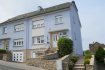 Maison jumelée Vente 4 chambres à Dudelange - 725 000 € SOUS COMPROMIS.
Belle maison jumelée située au centre de la Ville de Dudelange sur un terrain de 4a33 orienté SUD/OUEST.
La maison est composée de :
Sous-sol :
Garage, chaufferie et grande cave avec accès à la terrasse et au jardin se trouvant derrière la maison
Rez-de-chaussée :
Hall d’entrée, grand living/salle à manger, belle cuisine équipée et 1 WC séparé.
Etage 1 :
3 chambres à coucher et 1 salle de bain
Grenier partiellement aménagé:
1 chambre à coucher, 1 bureau et espace grenier aménageable.
A visiter