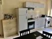 Appartement Location à Algrange - 370 € c.c. ALGRANGE Studio RÉNOVÉ. Au rez-de-chaussée d'un petit immeuble, beau studio entièrement rénové, composé d'une cuisine équipée ouverte sur pièce à vivre, salle de bain avec douche et toilette, cave et emplacement voiture privatif. Chauffage électrique, double vitrage PVC. Disponible de suite