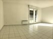 Appartement Location 2 chambres à Lallaing - 580 € c.c. Appartement 2 chambres . Vitrin'Immo vous propose proche des axes autoroutiers cet appartement dans un secteur calme.~~Celui-ci comprenant une entrée, un séjour, une cuisine équipée, 2 chambres,un wc individuel, une salle de bain avec un double vasque.~~Petit plus : situé au rez de chaussée, cet appartement vous offre un balcon exposé plein sud.~~Avis de l'agence : construction récente, on pose ses meubles!~~Quelques villes proches : Montigny en Ostrevent, Pecquencourt, Coutiches,...