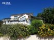 Maison Vente 4 chambres à Thionville - 825 000 € VILLA Individuelle F8 de 232 M² sur 1 370 m² profitant d'un 1 sous-sol complet dont garage pour 5 voitures.
THIONVILLE - Laissez-vous séduire par cette maison d'architecte F8 récente (2009) aux prestations soignées et de qualité, idéalement située sur les hauteurs de Thionville dans une impasse en lisière de forêt proche des commodités et des accès routiers,
proposant : au rdch une entée équipée de placards vestiaire, une spacieuse et lumineuse pièce à vivre de 80 m² ouvrant sur une terrasse de 60 m² avec sa piscine exposée sud.
Cuisine ouverte équipée d'électroménagers de marque Siemens, une suite parentale pour 30 m² avec sa sdb offrant baignoire, douche italienne et son dressing de 6.5 m²,
à l'étage 3 autres chambres de 17 m² dont 2 avec balcon, mezzanine et 1 sde avec fenêtre et wc séparé,
en rdj 1 bureau pour 15 m² et salle de jeux ou de sport pour 14 m²,
le sous-sol outre le garage cave à vin, atelier, caves '.
Prestations : nombreux placards, volets roulants électriques, double vitrage anti effraction de marque Schuco, piscine extérieure chauffée par géothermie, sans chlore, auto régulée par électrolyse et sécurisée par un dôme.
Chauffage au sol et rafraîchissement intégral par géothermie.
Récupérateur d'eaux pluviales, fibre.
Terrain clos de 1 370 m² au calme avec une vue panoramique accès direct à la forêt, portail et porte de garage motorisés.
DPE : B coût du chauffage annuel 581 '
Proposée à 825 000 '
Honoraires à la charge du vendeur
AGORA THIONVILLE 03 82 54 77 77
renseignements et visites : - Catherine BONOMO 06 61 54 65 53