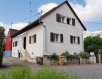 Maison Vente 4 chambres à Blotzheim - 275 000 € Maison type F6 à vendre à Blotzheim . Dans une petite rue calme, tout proche du centre de Blotzheim et de ses commerces, cette grande maison de type F6 de 140 m2 construite sur plus de 5 ares de terrain comprend : entrée, cuisine séparée équipée, beau séjour, salon, 4 grandes chambres dont une de 30 m2 et salle de bains avec WC . Grande cave aménagée, buanderie et cellier, 3 garages, place de parking et un atelier dans une cour de 80 m2. Chaudière mixte bois-gaz. Disponible de suite