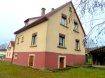 Maison Vente 4 chambres à Wimmenau - 125 000 € SOUS COMPROMIS DE VENTE
Maison sur un terrain plat clôturé
Terrain 6,45 ares
Surface habitable 110 m2
A 7 minutes de la gare d’Ingwiller
Prix 135 000 € * Soyez les premiers à faire une offre
Nouveau prix soit 125 000 €
* Honoraires d’agence à la charge du vendeur. Frais de notaire en sus
RDC sols parquet et carrelage : 55 m2
Accueil et Couloir 5,10 m2 (3,7 x 1,40) avec accès au sous sol
Cuisine 15,60 m2 (3,95 x 3,95)
1 SAM 15,60 m2 (3,95 x 3,95)
1 chambre 15 m2 (3,90 x 3,90)
1 WC séparé
1er étage 55 m2 :
3 pièces entre 13,7 et 15,90 m2
1 SDB 3,40 m2 (2,03 x 1,66)
Sous-sol avec une porte donnant vers le jardin
Buanderie
Chaufferie
Cave
Dépendances avec un garage
Diverses indications:
5 rue des Rochers 67290 WIMMENAU
Construite en 1955
7 minutes de la gare D’Ingwiller, 15 trains par jour à 35 minutes de Strasbourg
Chauffage central chaudière mazout
Fenêtres PVC double vitrage en grande partie
Taxe foncière environ 235 €
Potager à l’arrière,
DPE F 367Kwh Emission G 110kg
Cette maison est située dans un quartier calme non loin de la forêt. La ville de Wimmenau est proche d’Ingwiller qui offre une multitude de commerces, artisans, collège etc… Le parc naturel des Vosges du nord, la biodiversité de la région lui confère un cadre de vie rural propice à l'évasion. Bien que la maison soit habitable de suite, divers travaux et un rafraîchissement seraient souhaitables. (Durant les travaux le 1er étage, comprenant également une cuisine est habitable de suite)
Photos supplémentaires sur demande
Pierre Bernhardt Négociateur indépendant en immobilier
Tel 06 07 47 40 05 Siren: 315571521
Agent mandataire de : Sarl IMGELOC siège social 17 rue des Romains 67110 Niederbronn les Bains
Siret 50092522700018 Carte Prof. N° 661/2007 Mandat nr 313018