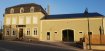 Restaurant Location à Ellange - 3 000 € Brasserie-Restaurant mit Kegelbahn und grosser Wohnung im ersten Stock.
Das Gebäude liegt im Dorfkern von Ellange/Mondorf. Der Schankraum unterteilt sich in eine Café-Brasserie, ein Restaurant und eine Kegelbahn. Neben dem Restaurant gibt es eine grosse Terrasse. Die Küche wurde vor kurzem erneuert und entspricht den neusten Anforderungen.
Im ersten Stock befindet sich eine grosse, frisch renovierte Wohnung mit 2-3 Schlafzimmern, einem grossen Bad und einem Wohnzimmer. Die Zimmer können einzeln vermietet werden.
Das Brasserie-Restaurant ist momentan in Betrieb und kann sofort übernommen werden. Der neuwertige