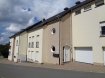 Duplex Location 3 chambres à Goesdorf - 1 300 € Spacieux duplex à louer dans le village de Goesdorf.
Niveau 1:
- hall d'entrée
- wc séparé
- beau séjour / salle à manger
- cuisine équipée séparée avec sortie sue balcon
- buanderie et débarras.
Niveau 2:
- 3 chambres à coucher
- salle de bain avec douche, wc et lavabo.
Garage, petit espace de jardin derrière le garage.