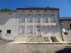 Ferme Vente 3 chambres à Merschweiller - 450 000 € deutscher Text siehe unten.
Grande ferme individuelle au centre du village de Merschweiller à 5 minutes de la frontière Allemagne/Luxembourg avec vue de rêve sur la vallée et à distance de visibilité du Château de Malbrouck.
Les bâtisses datent en partie du 19e siècle et sont à restaurer complètement. A côté de la maison principale, plusieurs granges sont accolées, dont une grande porcherie ainsi qu’une grande grange libre de 4 côtés. Le terrain entier de 54 ares se situe dans le périmètre de la commune et est accessible par une route, supérieure et une route inférieure. Des conditions de construction spéciales sont en vigueur pour la partie supérieure du terrain. Le terrain se situe dans une pente orientée vers le sud avec vue de rêve sur la vallée.
La maison principale se trouve dans une grande cour à côté de plusieurs garages. Au rez-de-chaussée on a un bureau, un salon/salle à manger, une grande cuisine et une nouvelle salle de bains. Au premier étage se trouvent 3 chambres à coucher et un débarras. Les combles de plus de 100m2 peuvent être aménagés. La maison dispose de plusieurs caves voûtées. Les granges adjacentes sont gigantesques et la porcherie à part a été affectée à l’élevage professionnel de porcs. La propriété se trouve dans un état à rénover. Evidemment le terrain pourrait être morcelé par un investisseur dans plusieurs parcelles constructibles après un accord à trouver avec la Commune de Merschweiller.
Merschweiller est une petite commune française à quelques kilomètres de Perl, Sierck les Bains et Schengen. Une rue mène directement du village à Perl qui offre tous les commerces et toutes les écoles. La nature à proximité immédiate fait penser à une petite Suisse. L’accès à l’autoroute et au transport public est rejoint sous peu. Le Château de Malbrouck est à distance de visibilité… Le rêve absolu à la Moselle.
Grosser, freistehender Bauernhof mitten im Dorfzentrum von Merschweiller, 5min von der Deutsch/Luxemburgischen Grenze, in Sichtweite des Chateau Malbrouck und Traumblick über das Tal.
Die Gebäude stammen teilweise aus dem 19. Jahrhundert und müssen komplett restauriert werden. Neben dem Haupthaus gibt es mehrere angebaute Scheunen, einen grossen Schweinestall und eine freistehende grosse Scheune. Das gesamte Grundstück umfasst ca. 54 a und liegt im Bauperimeter der Gemeinde. Das Terrain ist von 2 Strassen , jeweils oben und unten, erreichbar. Für das obere Grundstück gelten besondere Konditionen zur Bebauung. Das Grundstück liegt an einem Hang mit Südseite und tollem Blick über das Tal.
Das Haupthaus steht in einem grossen Hof, der mehrere geschlossene Garagen enthält. Im Erdgeschoss gibt es ein Büro, ein Wohn/Esszimmer, eine grosse Küche und ein neuwertiges Badezimmer. Im ersten Stock finden sich 3 grosse Schlafzimmer und eine Abstellkammer. Der Speicher ist über 100m2 gross und kann ausgebaut werden. Das Haus ist mit einem Gewölbekeller teilweise unterbaut. Die angrenzenden Scheunen sind riesig und der separate Schweinestall wurde professionell zur Schweinezucht genutzt.
Das Anwesen befindet sich in einem renovierbedürftigen Zustand. Für Investoren kann das Grundstück natürlich auch in mehrere Parzellen für Neubauten aufgeteilt werden, je nach Absprache mit der Gemeinde von Merschweiller.
Merschweiller ist eine kleine französische Gemeinde , nur einige Kilometer von dem deutschen Perl, dem luxemburgischen Schengen und Sierck les Bains entfernt. Hinter dem Dorf führt eine Strasse direkt nach Perl, wo sich alle Einkaufsmöglichkeiten und Schulen befinden. Die Natur ist unmittelbar und erinnert an die kleine Schweiz. Autobahnanschluss, Bus und Zugverbindungen sind schnell erreicht. Das Schloss Malbrouck ist in Sichtweite...Der absolute Traum an der Mosel.