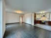 Appartement Location 1 chambre à Perl-Perl - 920 € Modernes Appartement in Perl mit guter Verkehrsanbindung und ruhiger Lage.
Das Appartement liegt im Erdgeschoss einer modernen Residenz. Hier finden sich ein grosszügiges Wohn/Esszimmer mit offener moderner Küche und einer grossen Terrasse. Weiterhin gibt es ein Schlafzimmer, ein Badezimmer ( Dusch/WC ) und eine grosse Eingangshalle. Im Untergeschoss befinden sich ein privater Kellerraum und eine gemeinschaftliche Waschküche. Neben der Residenz steht ein Carport zur privaten Nutzung. Das Appartement hat doppelt verglaste Fenster, wurde neu gestrichen und verfügt über eine Fussbodenheizung.
Nichtraucher erwünscht, keine Tiere, CDI und ein monatliches netto Einkommen von min. Euro 3.000 .
Perl gehört zu den bevorzugten Grenzstädten von Luxemburg. Hier finden sich alle Sportaktivitäten, Schulen und Einkaufsmöglichkeiten. Die Mosel mit ihren berühmten Weinbergen ist in unmittelbarer Nähe, die Verkehrsanbindung sehr gut.
Appartement moderne à Perl, situé au calme.
L'appartement est au rez-de-chaussée d'une résidence moderne. Ici vous trouverez un spacieux salon / salle à manger avec une cuisine moderne ouverte et une grande terrasse. Il y a aussi une chambre, une salle de bain (douche/toilette) et un grand hall d'entrée. Au sous-sol il y a une cave privée et une buanderie commune. A côté de la résidence se trouve un abri voiture à usage privé. L'appartement a des fenêtres à double vitrage, a été repeint et dispose du chauffage au sol..
Non-fumeurs bienvenus, pas d'animaux, CDI et un revenu net mensuel d'au moins 3 000 euros.
Perl est l'une des villes frontalières préférées du Luxembourg. Toutes les activités sportives, les écoles et les possibilités de shopping peuvent être trouvées ici. La Moselle avec ses célèbres vignobles est à proximité immédiate et les liaisons de transport sont très bonnes.
Modern apartment in Perl with good transport connections and a quiet location.
The apartment is on the ground floor of a modern residence. Here you will find a spacious living / dining room with an open modern kitchen and a large terrace. There is also a bedroom, a bathroom (shower / toilet) and a large entrance hall. In the basement there is a private cellar room and a communal laundry room. Next to the residence is a carport for private use. The apartment has double-glazed windows, has been repainted and underfloor heating.
Non-smokers welcome, no animals, CDI and a monthly net income of at least EUR 3,000.
Perl is one of the preferred border towns of Luxembourg. All sports activities, schools and shops can be found here. The Moselle with its famous vineyards is in the immediate vicinity and the transport links are very good.