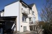 Maison jumelée Vente 4 chambres à Luxembourg-Gasperich - 1 199 000 € Texte français ci dessous.
Renoviertes Einfamilienhaus am Ende einer ruhigen Sackgasse mit grossem Garten.
Das Haus wurde 1936 erbaut und 1967 baulich erweitert. 1997 wurde es renoviert, wobei bis zum heutigen Tag weitere Verbesserungen installiert wurden. Im Erdgeschoss finden sich eine Gästetoilette, ein Wohnzimmer, ein Esszimmer, die neuwertige Einbauküche mit überdeckter, kleinen Veranda und Zugang zum Garten, sowie ein weiteres Zimmer nach hinten raus. Im 1.Stock gibt es 3 Schlafzimmer, wobei eines über einen Balkon verfügt, und ein Badezimmer mit Dusche. Im 2.Stock befinden sich ein weiteres Schlafzimmer/Büro und ein Abstellraum.
Das ganze Haus ist unterkellert. Hier finden sich mehrere Räumlichkeiten, z.B. eine Garage für ein kleineres Auto, eine Waschküche, ein Weinkeller, die Gasheizung ( Vaillant ), ein Atelier und der Ausgang zur Terrasse & Garten. Der Garten führt links am Haus vorbei nach hinten. Hier gibt es ein betoniertes Gartenhäusschen, einen kleinen Weiher und mehrere tolle Bäume. Die Terrasse hinter dem Haus ist mit einer Pergola massiv überdacht.
Das Dach des Hauses wurde 1999 komplett mit Schiefer erneuert, das Dach über dem Anbau aus Zink 2005. Die Deckenhöhe beläuft sich auf 3.00 m.
Das gesamte Haus befindet sich in einem guten Zustand.
Maison unifamiliale rénovée avec jardin au bout d’une rue en cul-de-sac très calme.
La maison a été construite en 1936 et agrandie en 1967.
En 1997 elle a été rénovée et d’autres améliorations ont été installées jusqu’à ce jour. Au rez-de-chaussée se trouvent un WC séparé, un salon, une salle à manger une cuisine équipée à l’état neuf avec petite véranda couverte, un accès au jardin, ainsi qu’une chambre supplémentaire à l’arrière.
Au 1er étage se situent 3 chambre à coucher, dont une avec balcon et une salle de bains avec douche. Au 2e étage se trouvent une chambre à coucher supplémentaire (ou bureau) et un débarras.
Dans la cave, se trouvent plusieurs pièces comme un garage pour une petite voiture, une buanderie, une cave à vin, la chaudière à gaz (Vaillant), un atelier et la sortie vers la terrasse et le jardin.
Le jardin passe le long du côté gauche de la maison à l’arrière. Ici on trouve un abri de jardin en béton, un petit étang et quelques arbres formidables. La terrasse postérieure est couverte par une pergola massive. La toiture a été rénovée en ardoises en 1999 et la toiture de l’annexe en zinc en 2005.
La hauteur des plafonds est de 3m. La maison entière se trouve dans un très bon état.
Das Gebäude liegt als letztes Haus in einer Sackgasse sehr ruhig und ist einseitig angebaut. Auf der anderen Seite grenzt das Grundstück an eine riesige Grünfläche/Felder. Der Garten ist nach Süden ausgerichtet.
Gasperich gehört zu den interessanten Wohngebieten der Stadt Luxemburg. Von hier ist man direkt am Bahnhof, auf den Autobahnen, unweit von allen Einkaufsmöglichkeiten ( Ban de Gasperich & Cactus Howald ) und mit exzellenten Verkehrsanbindungen zum öffentlichen Transport. Obwohl sehr zentral gelegen hat dieser teil von Luxemburg Stadt ein gemütliches dorf-ähnliches Flair.
L’immeuble, accosté d’un côté, se situe comme dernière maison au fond d’une ruelle en cul-de-sac très calme. De l’autre côté, le terrain longe une surface champêtre énorme. Le jardin est orienté plein sud. Gasperich appartient aux quartiers intéressants de la ville de Luxembourg. La gare, les autoroutes, les commerces (ban de Gasperich & Cactus Howald) ainsi que les relations excellentes par transport public sont à proximité immédiate. Bien que situé de façon centrale, ce quartier de la ville de Luxembourg a gardé un charme villageois.