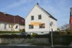 Maison Vente 3 chambres à Huncherange - 850 000 € Belle maison libre de 4 côtés située sur un terrain de 6a95.
La maison dispose de :
Sous-sol : Cave, buanderie, chaufferie, ateliers et garage pour 1-2 voitures
Rez- de-chaussée : Hall d' entrée, grand living/salle à manger, WC séparé, cuisine équipée avec accès à la terrasse ainsi qu'au jardin.
Etage1 : 3 chambres à coucher et grande salle de douche WC.
Grenier : Aménageable, espace de rangement.
Huncherange (Commune de Bettembourg) est un village calme à proximité des surfaces commerciales (Foetz), gare (Noertzange) ainsi qu' à 15 minutes de la Ville de Luxembourg (Cloche d' Or).
Ref agence :171