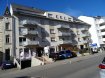 Appartement Vente 1 chambre à Bettembourg - 475 000 € Das Appartement liegt im 2. Stock einer gepflegten, ruhigen, aber dennoch zentral gelegenen Residenz. Vom grosszügigen Flur gelangen Sie in das Schlafzimmer, das Bad mit Dusche und WC, den Abstellraum, sowie die Küche und das geräumige Wohn-Esszimmer, welche beide über einen direkt Zugang zum sonnigen Süd-West Balkon verfügen. Selbstverständlich gehören ein Kellerraum mit Waschmaschinenanschluss, sowie ein Tiefgaragenplatz zum Angebot.
Bettembourg liegt sehr zentral zwischen den grossen Zentren von Luxembourg. Alles Einkaufs und Sportmöglichkeiten sind in unmittelbarer Nähe, sowie die Verkehrsanbindungen per Bahn, Bus und der Autobahn. Es gibt eine Grundschule, viele Restaurants und Vereine.